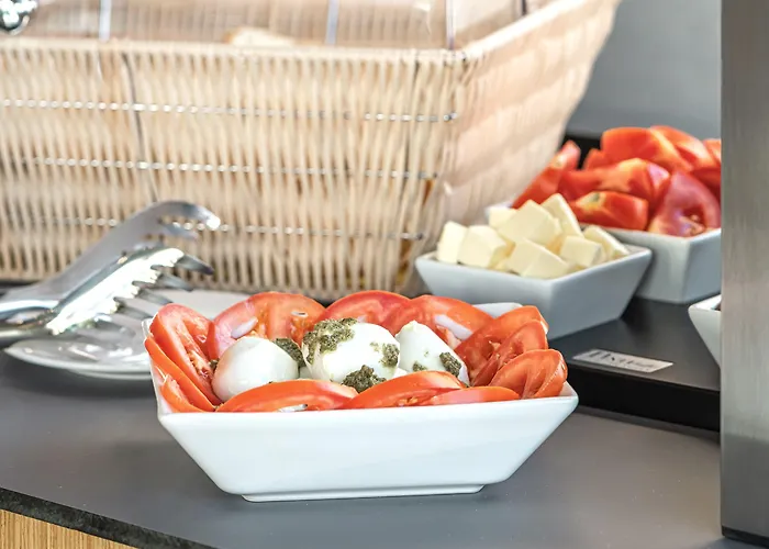 Central Inn Hotel 4* Tiran