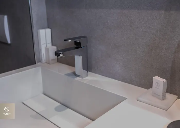 Central Inn Hotel 4* Tiran