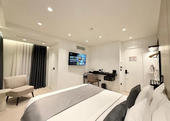 Central Inn Hotel 地拉那