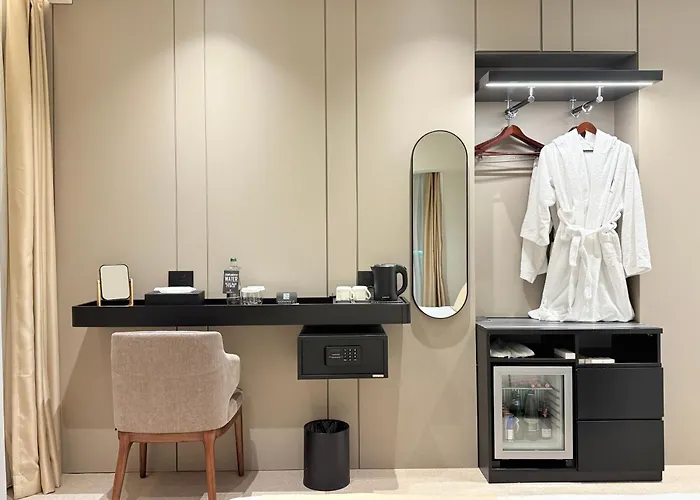 Central Inn Hotel 4* 地拉那