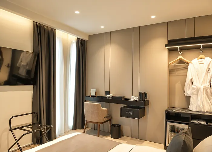 Central Inn Hotel 4* 地拉那